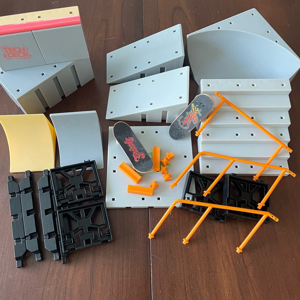 Tech Deck Fingerboard Skatepark Parts with 2 SkateBoards
